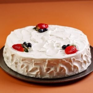Torta Tres Leches com geleia de frutas vermelhas